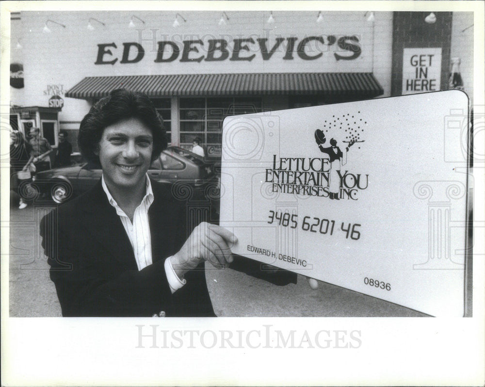 1987 Press Photo of Rich Melman holding Lettuce Entertain You credit card - Historic Images