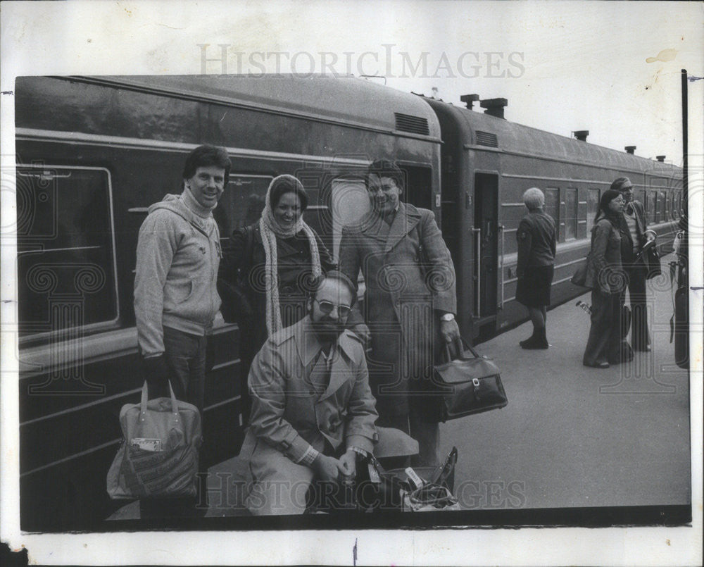 1977 Press Photo Jack Schnedler and Australians Warwick, Michelle, and Paul - Historic Images