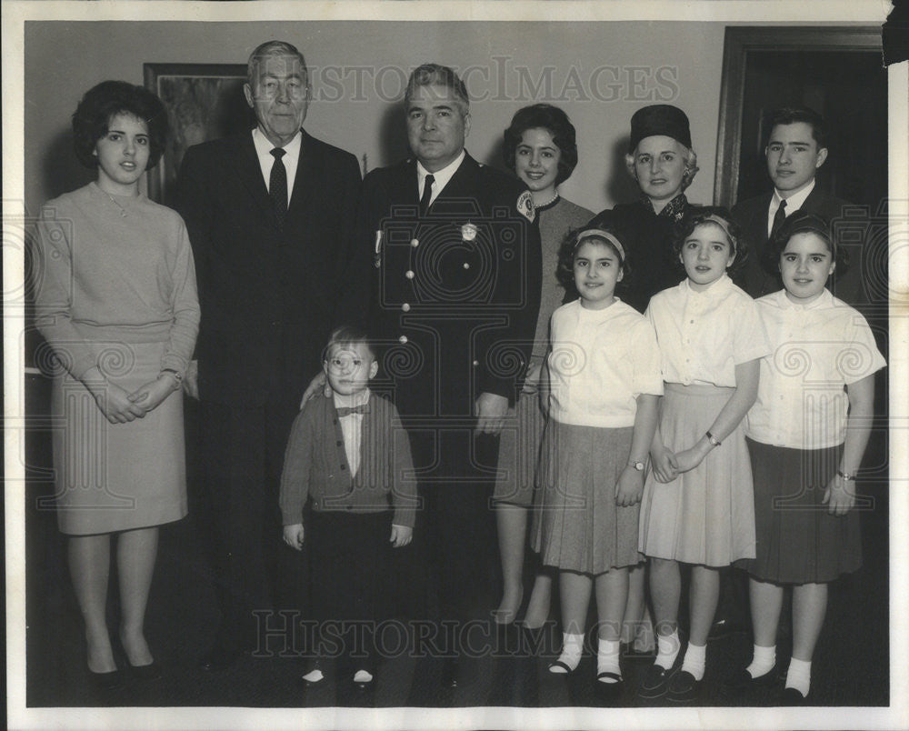 1963 Press Photo Lt. Arthur E. Schoen and his family and O. W. Wilson - Historic Images