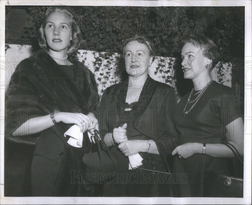 1955 Press Photo Miss Florence Friestedt Mrs Cyrus Neusus Miss Judy Neuses - Historic Images