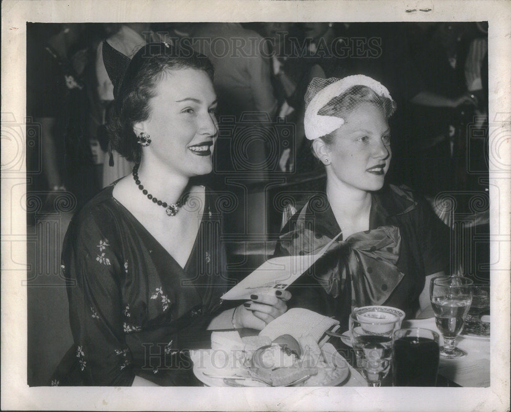 1952 Press Photo Marianne Neuses and her sister Judy at Marshall Field &amp; Co&#39;s - Historic Images