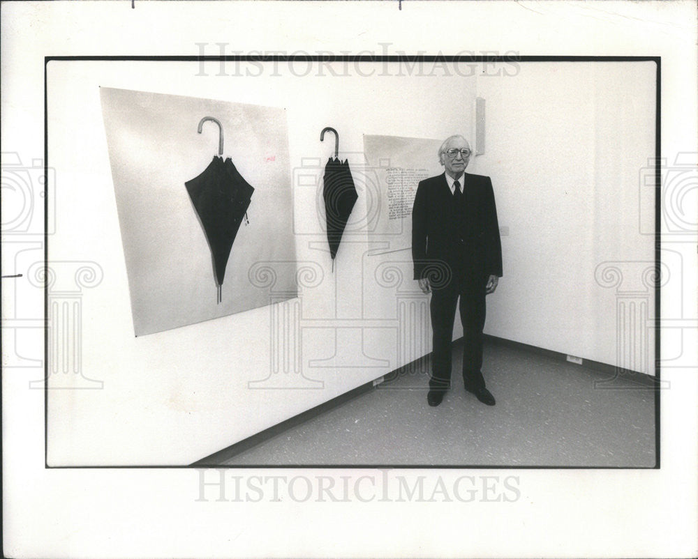 1979 Press Photo Morton Neumann with Joseph Kosuth&#39;s &quot;Umbrellas&quot; - Historic Images