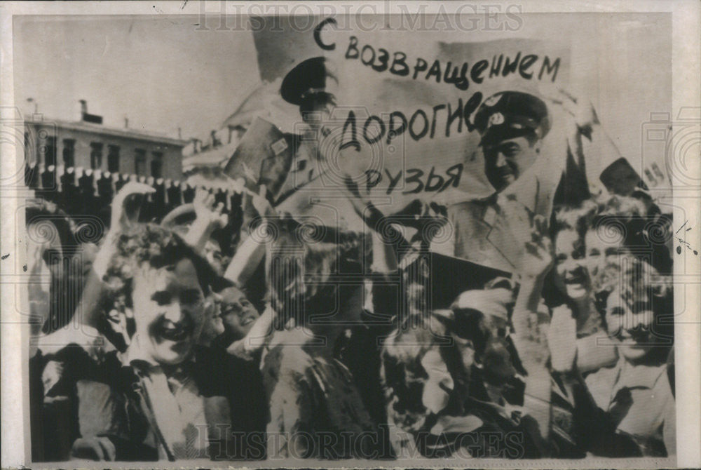 1962 Press Photo Moscovites celebrate cosmonauts A. Nikolayev and P. Popovich - Historic Images
