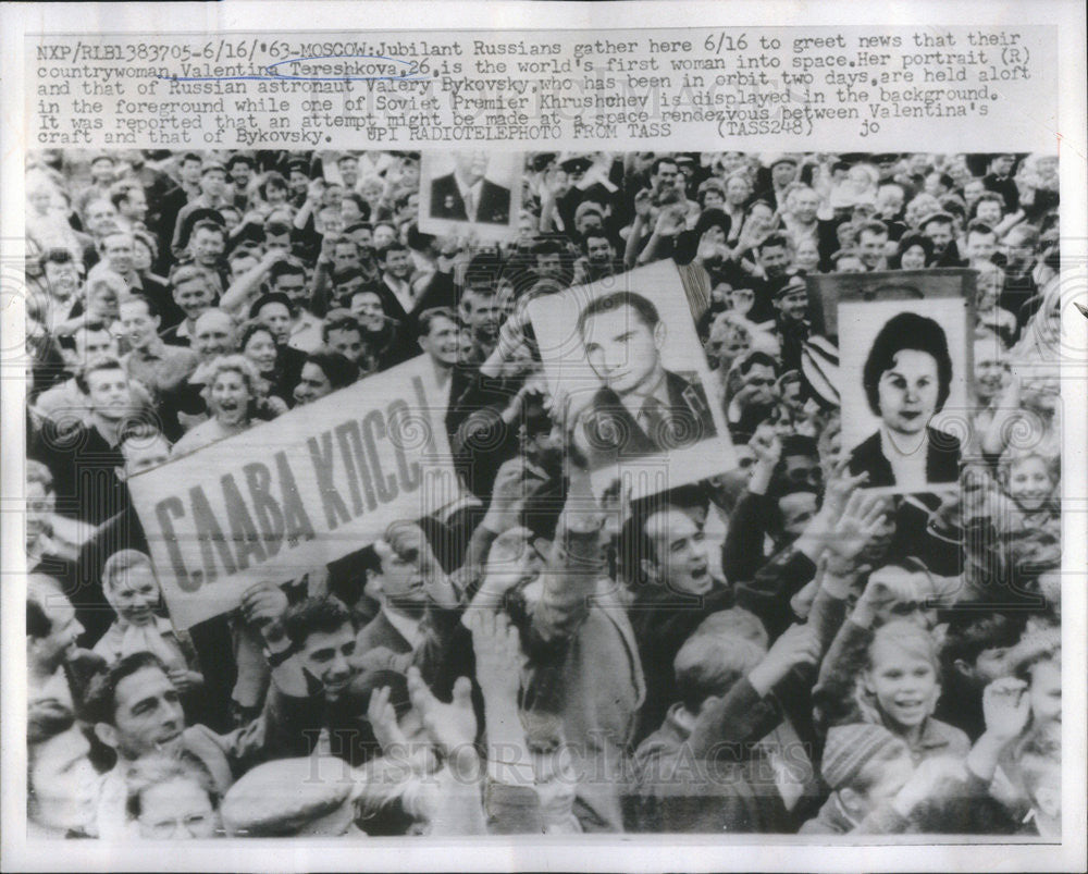 1963 Press Photo Russian Crowd Greeting Astronauts Home Tereshkova Bykovsky - Historic Images