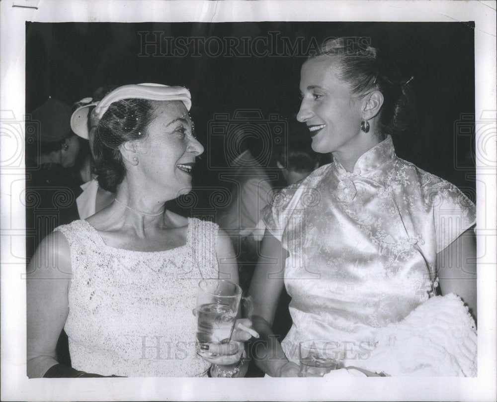 1956 Press Photo Olga Nikolich &amp; Sis Callner at Democratic Convention Chicago - Historic Images