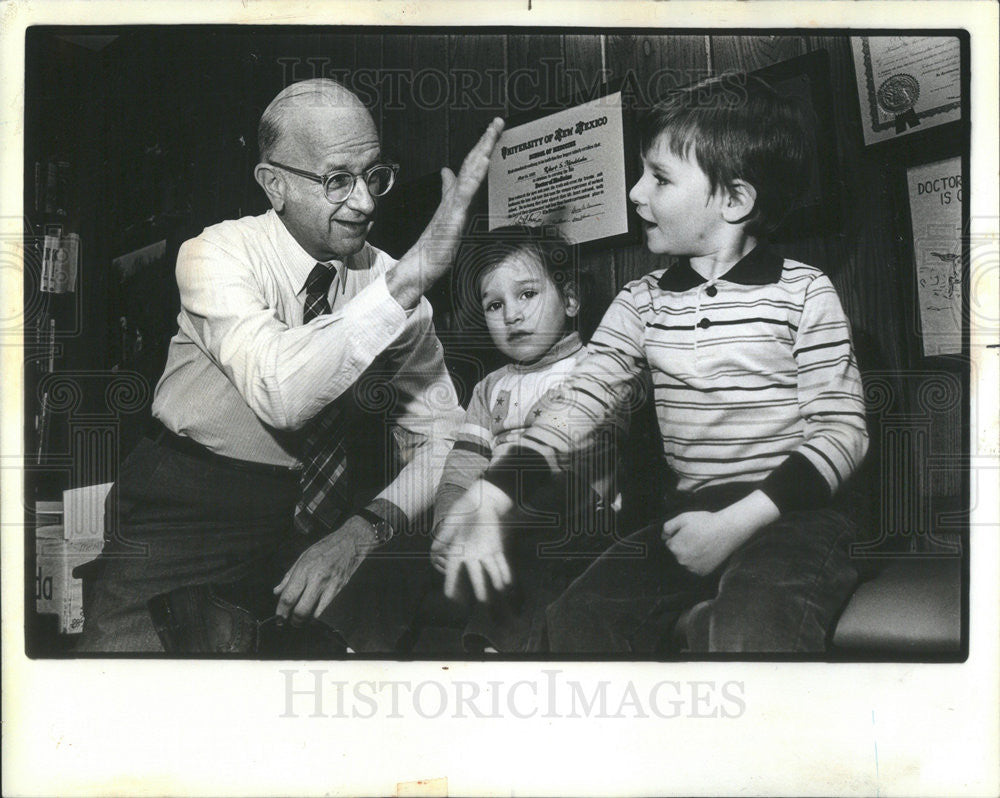 1988 Press Photo Physician-Author Mendelsohn with Shlomo Garber &amp; Brother Yosef - Historic Images