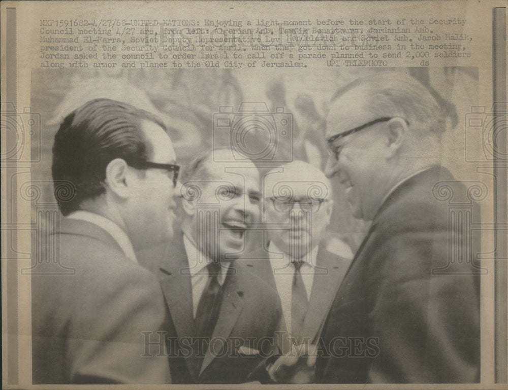 1968 Press Photo Meeting of the United Nations Enjoying a Break - Historic Images