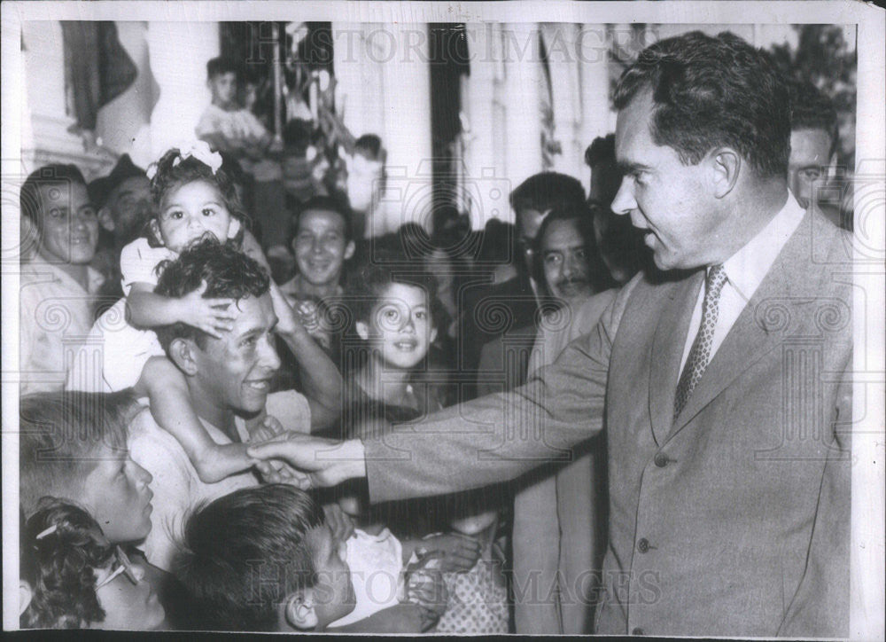 1955 Press Photo VP Nixon w/ children in San Jose Costa Rica - Historic Images