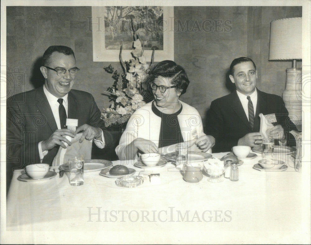1965 Press Photo Betty Nichols and others attend job interviewing session - Historic Images