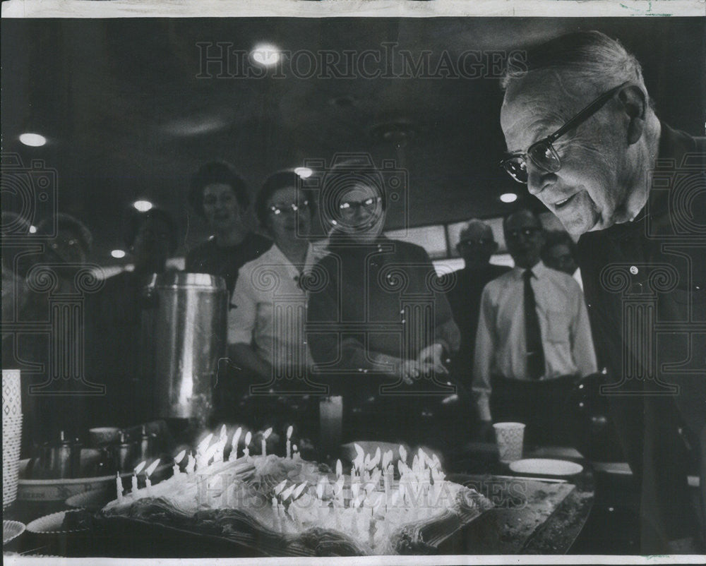 1969 Press Photo Long Time Kegler John Niemans Blows Out 89 Candles - Historic Images