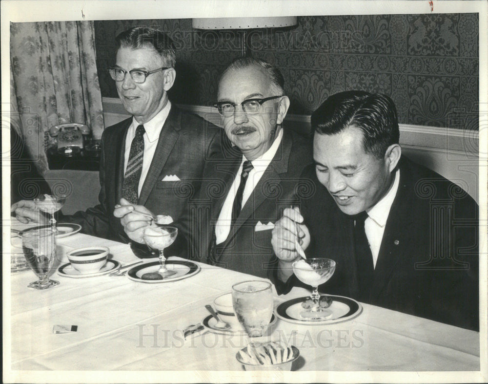 1964 Press Photo Paul Nichols, Raymond Zimmerman, Dr W.L. Chan at Conrad Hilton - Historic Images