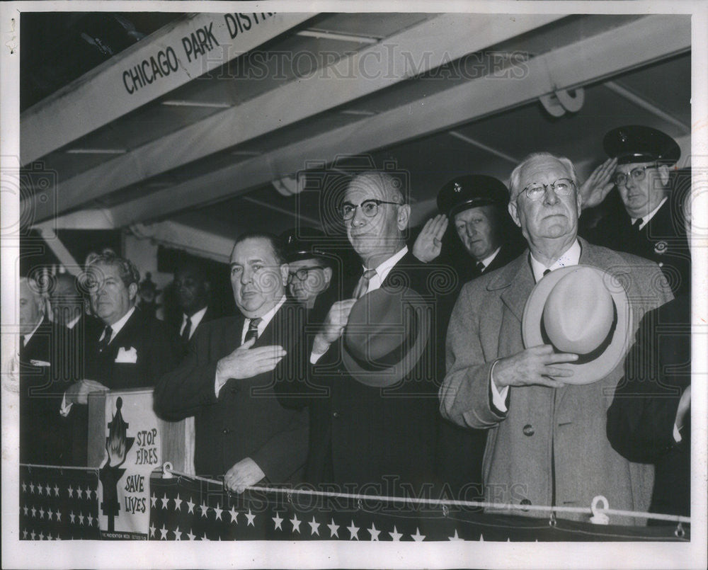 1962 Press Photo Noon hour at state and madison watching chemical fighting unit - Historic Images