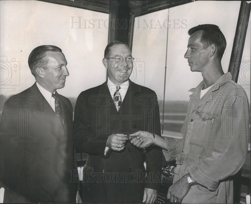 1946 Press Photo George Niles, Chief Controls Operator, Ralph Heinzie, Airport - Historic Images