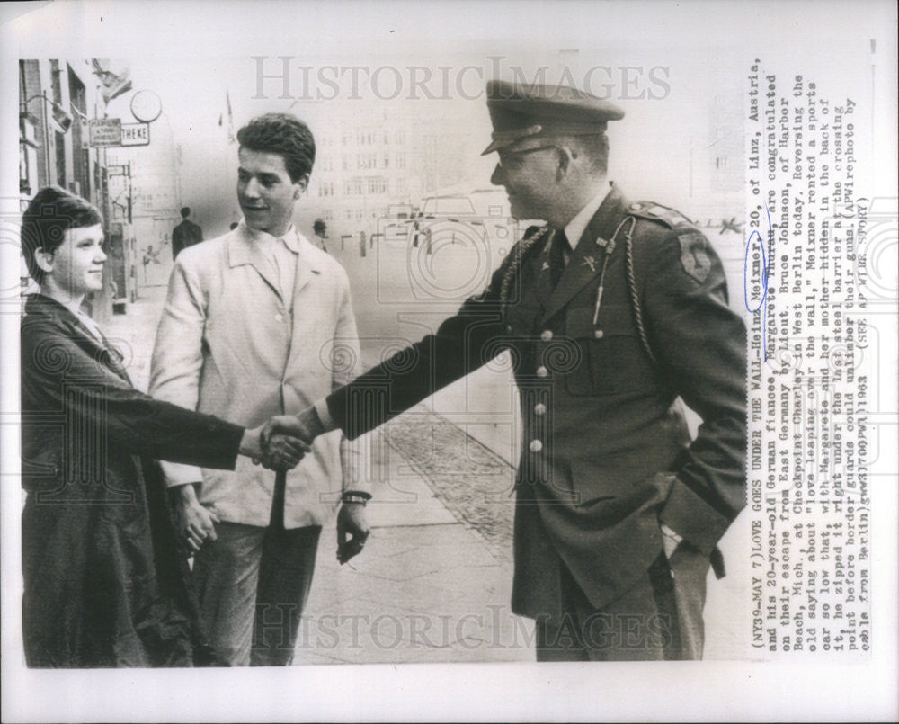 1963 Press Photo East Germany Escapees Meixner Thurau Congratulated West Berlin - Historic Images