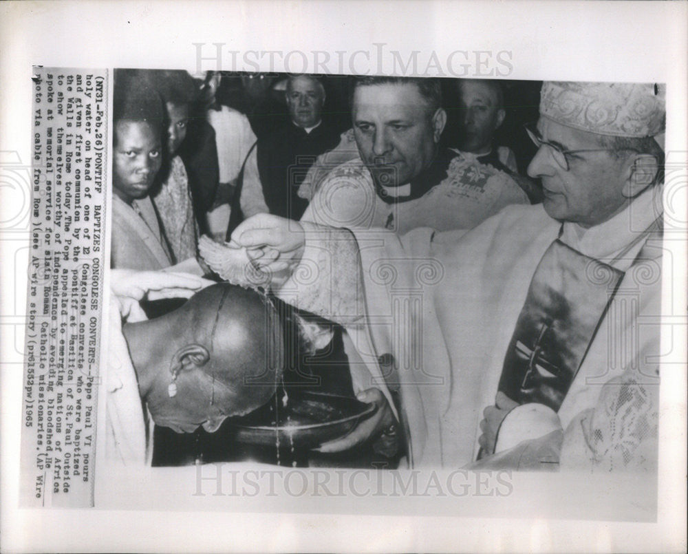 1965 Press Photo Pope Paul VI holy water Congolese converts Basilica St. Paul - Historic Images