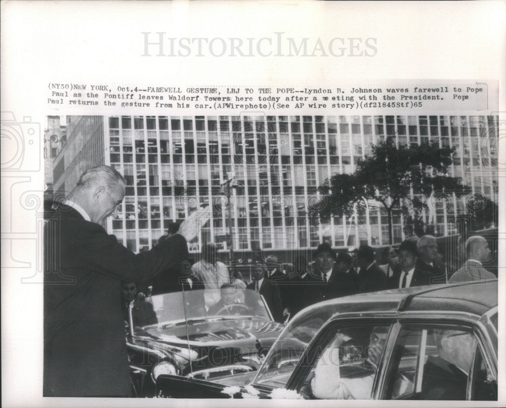 1965 Press Photo Lyndon B Johnson wave farewell to Pope Paul VI - Historic Images