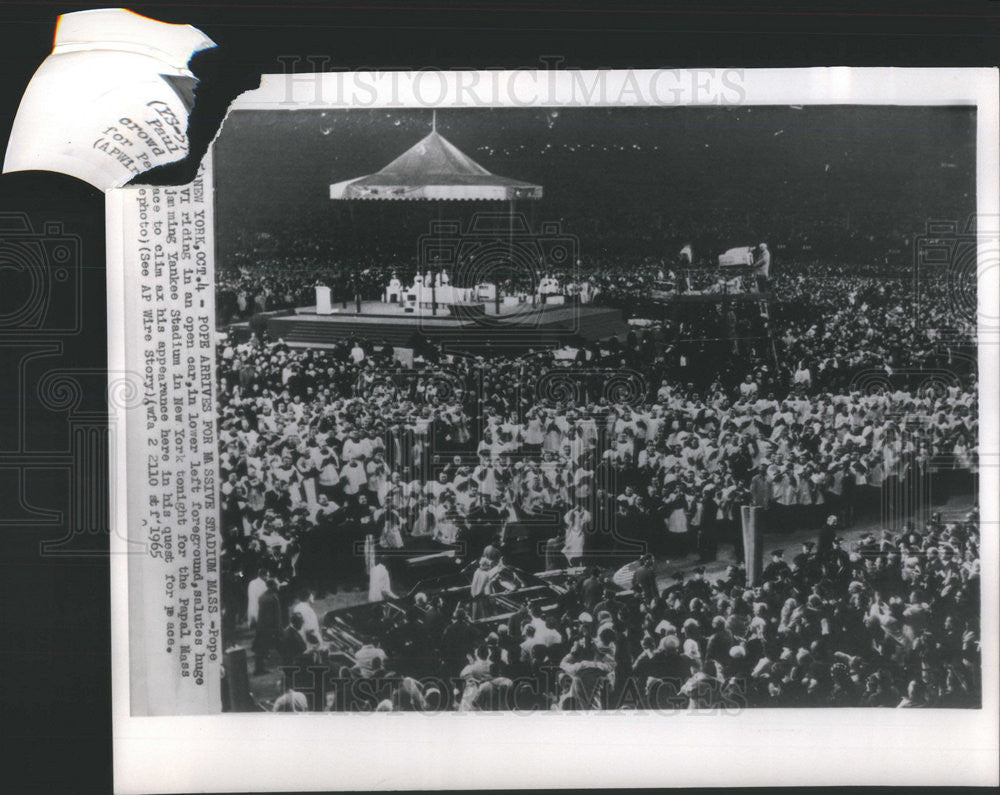 1965 Press Photo Pope Paul VI arrives to massive crowds in NY - Historic Images