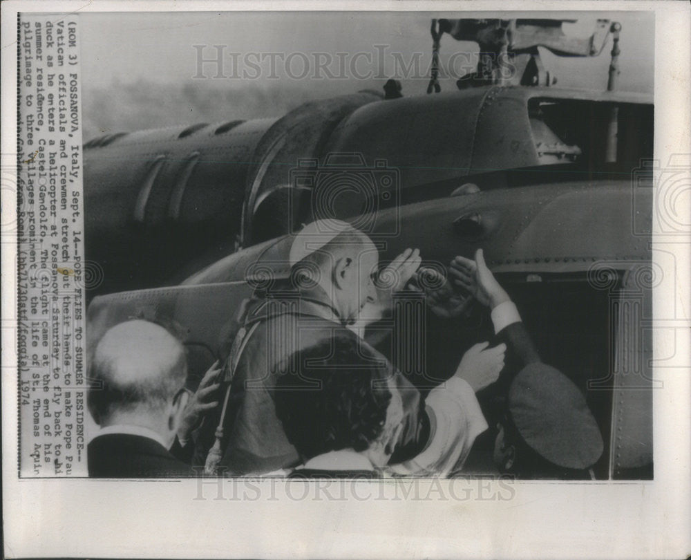 1974 Press Photo Pope Paul Vi boards helicopter for flite to summer home - Historic Images