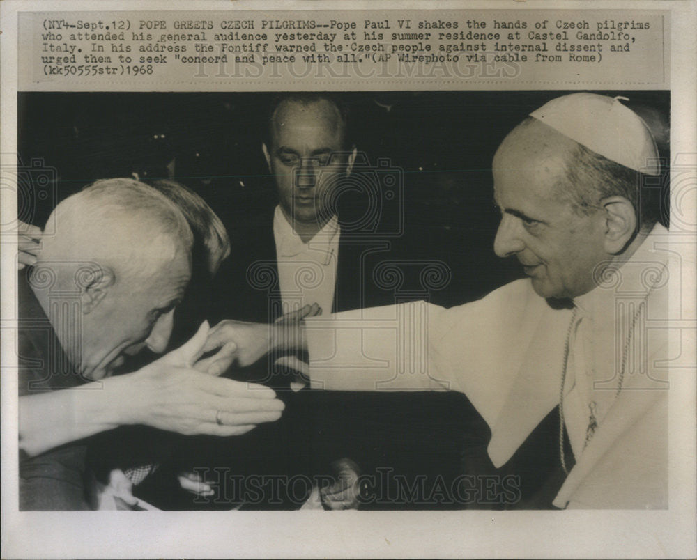 1968 Press Photo Pope Paul VI Shaking Hands With Czech Pilgrim Castel Gandolfo - Historic Images