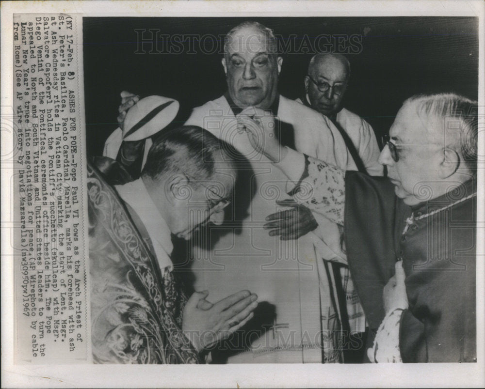 1967 Press Photo Pope Paul VI Bows As Arch Priest Of St Peter&#39;s Paolo Marella - Historic Images