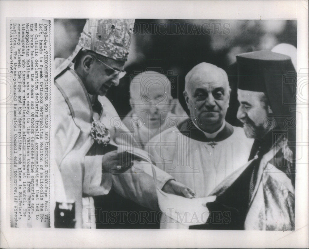 1965 Press Photo Pope Paul VI Hand grk Orth Metropolitan Meliton Of Heliopolis - Historic Images