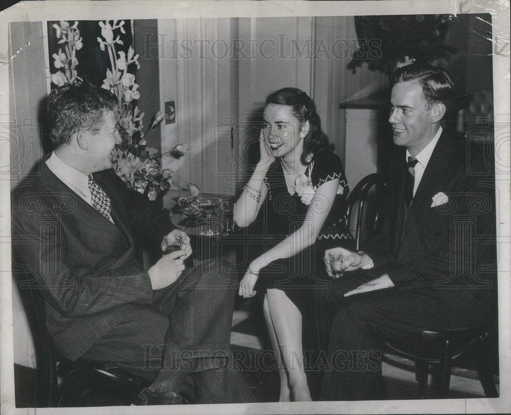 1946 Press Photo tea guests Bert Simon Hollis McLaughlin William R. Harper Jr. - Historic Images