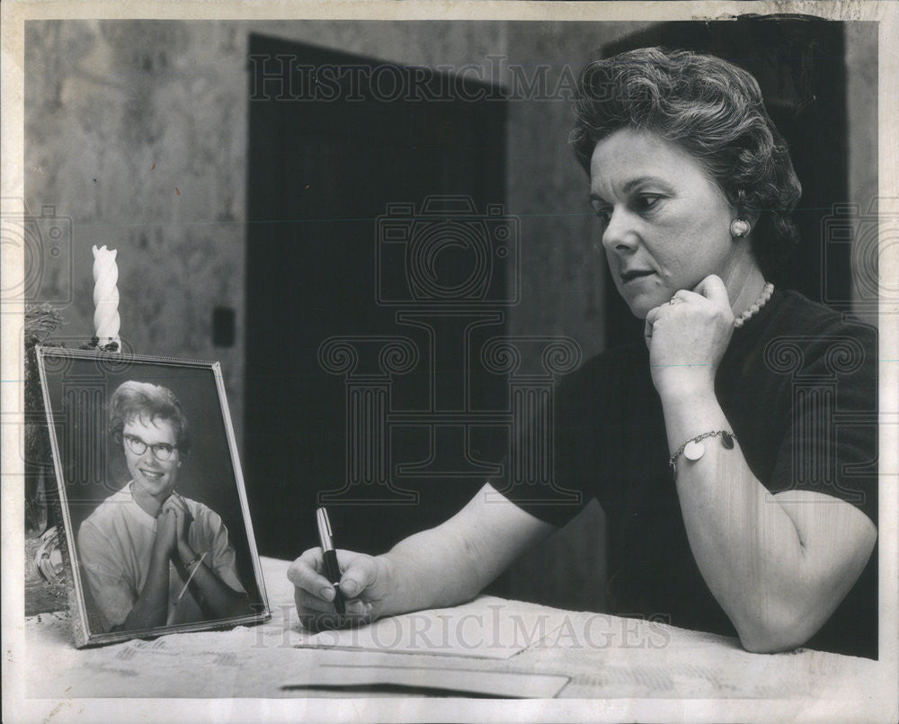 1961 Press Photo Sarah Patterson artist for magazine - Historic Images