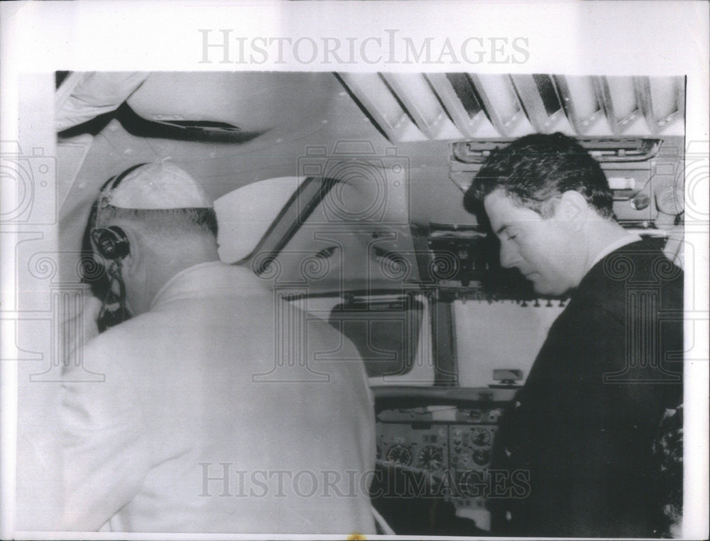 1964 Press Photo Pope Paul VI in the cockpit of plane flight from Rome - Historic Images