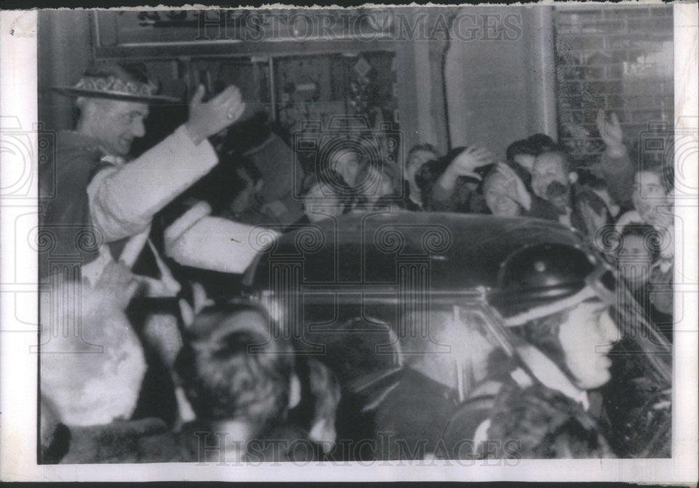 1964 Press Photo Pope Paul VI waves to crowd upon arrival from the Holy Land - Historic Images