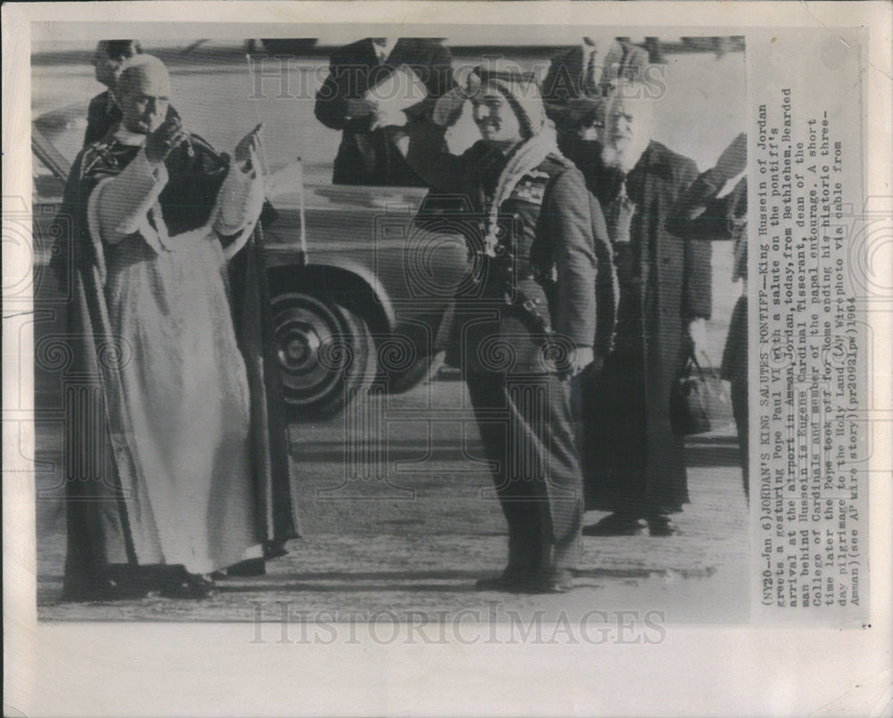 1964 Press Photo King Hussein of Jordan greets Pope Paul VI upon arrival in Jordan - Historic Images