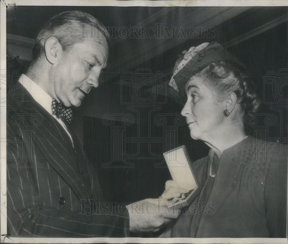 1947 Press Photo Pattons widow receives an award - Historic Images