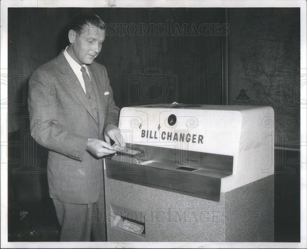 1957 Press Photo william patzer demonstrates robot cashier machine - Historic Images