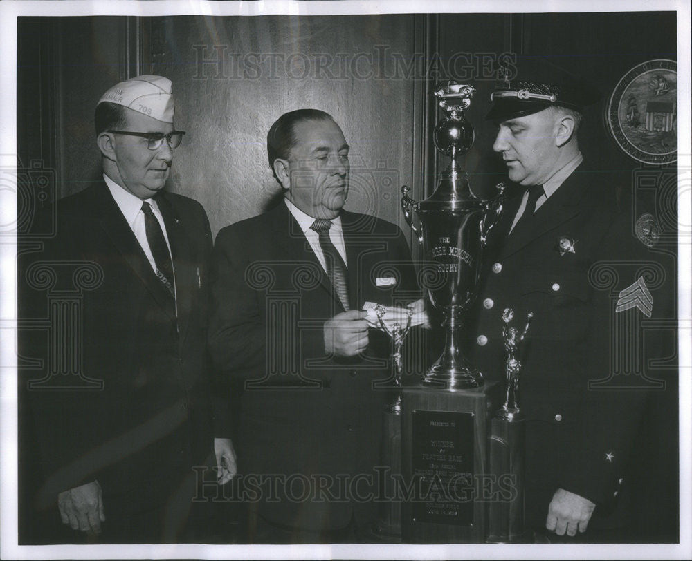 1958 Press Photo Sergeant Wm Payne And May Daley At Chgo Pk District Police - Historic Images