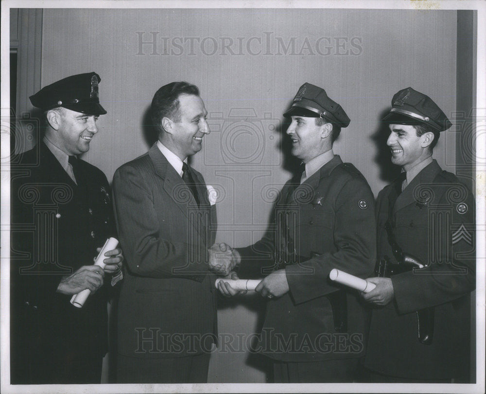 1951 Press Photo Wm Payne Lt Kenneth Moore Gets 5 course awards On Automotive - Historic Images