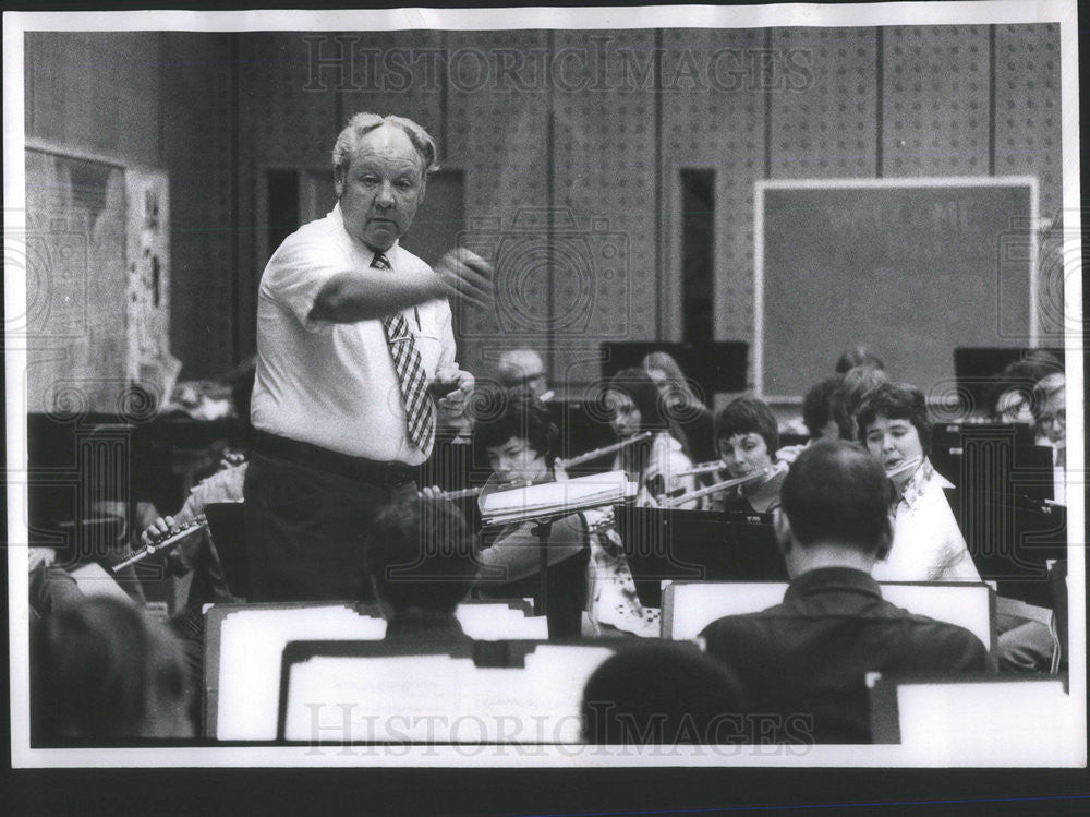 1976 Press Photo John P Paynter Conductor Rehearsing Northshore Concert Band - Historic Images