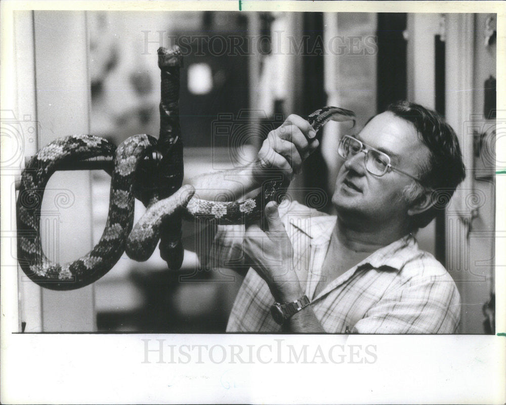 1984 Press Photo Duane Hall Curator of Reptiles at Brookfield Zoo - Historic Images