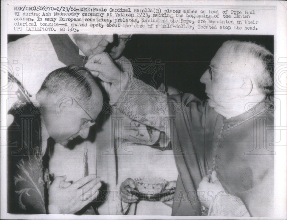 1966 Press Photo Card Marella Placing ashes On Head Of Pope Paul VI At Vatican - Historic Images