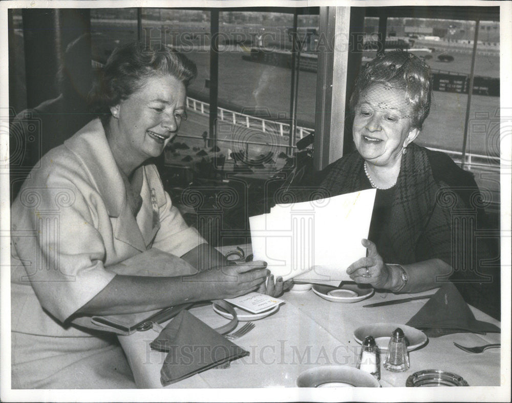 1966 Press Photo Mrs. Frederic Slaughter And Mrs. Conrad Niehoff, Sportman Park - Historic Images