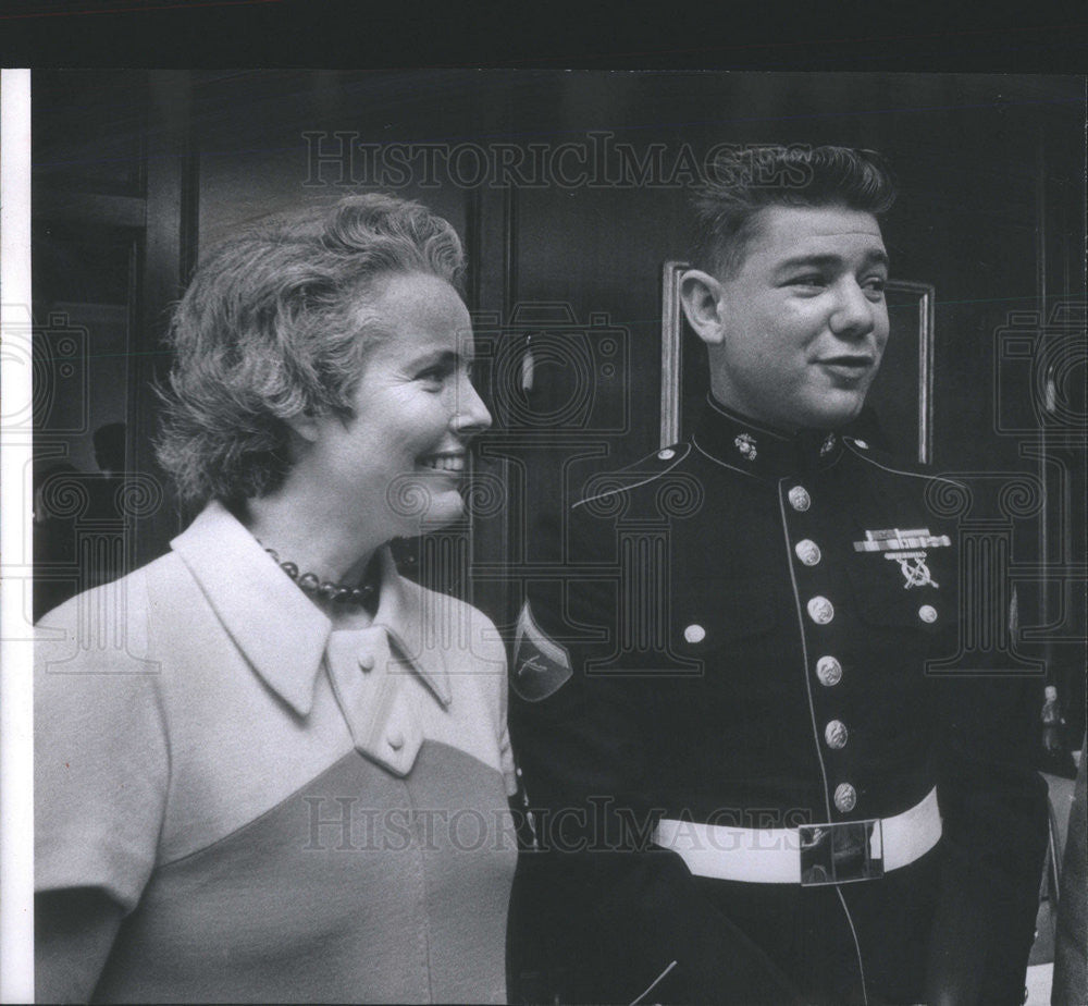 1968 Press Photo Marine Lance Cpl Steven Nelson With Mrs. Harris Haywood, USO - Historic Images