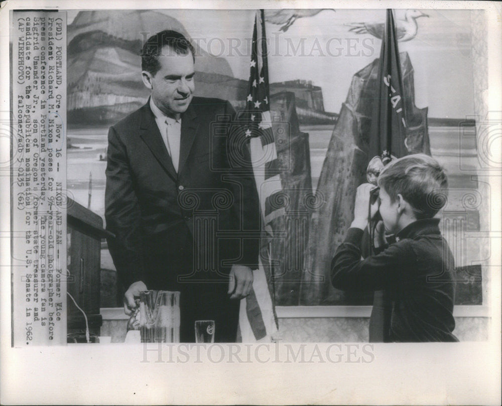 1961 Press Photo Vice President Richard M. Nixon poses for Sigfrid Unander Jr. - Historic Images