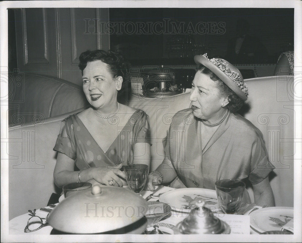 1952 Press Photo Mrs Henry Walton Neville and Mrs Arthur W Jonas - Historic Images