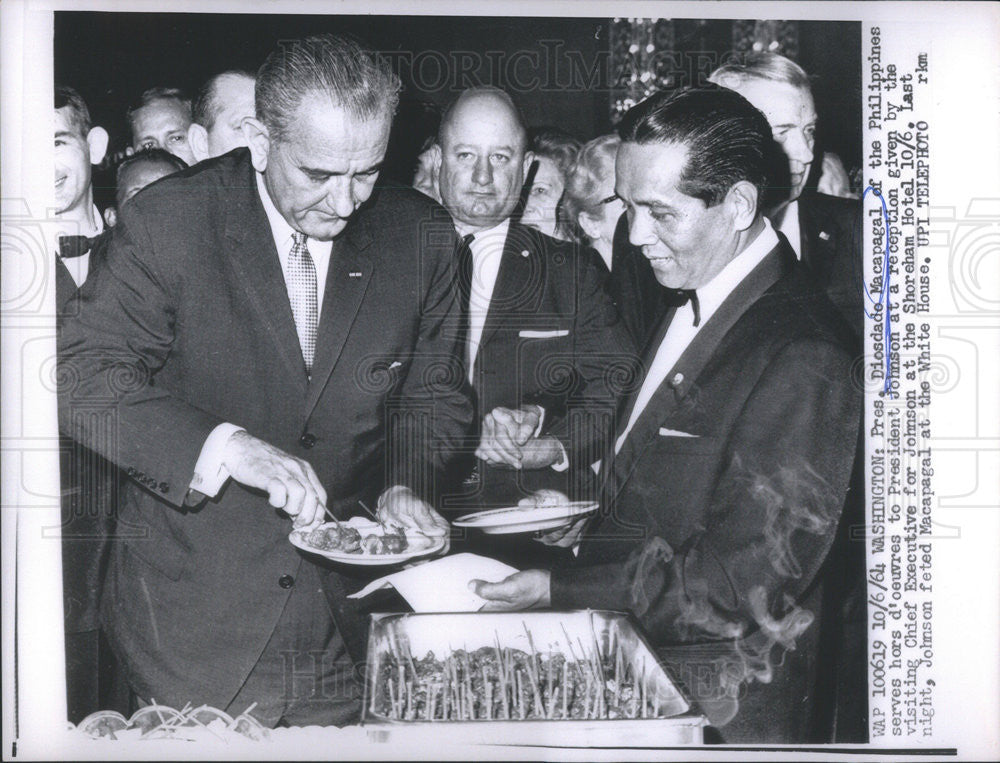 1964 Press Photo Pres Diosdado Macapagal Of Philippines With President Johnson - Historic Images