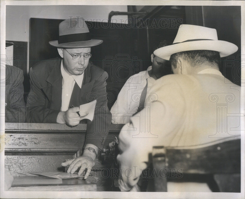 1953 Press Photo Det. Wililam lyman shot and wounded - Historic Images