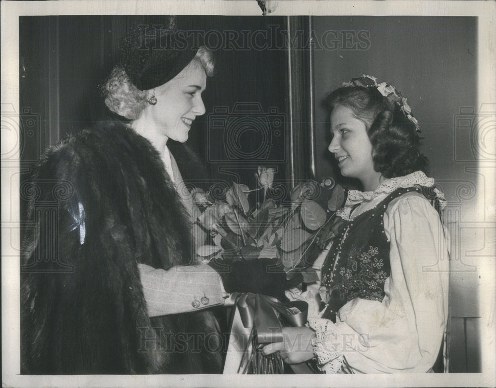 1948 Press Photo Congresswoman Clare Boothe Luce gets flowers - Historic Images