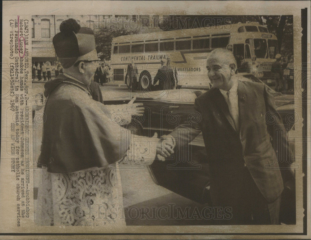 1967 Press Photo Archbishop Robert Lucey President Lyndon Johnson - Historic Images