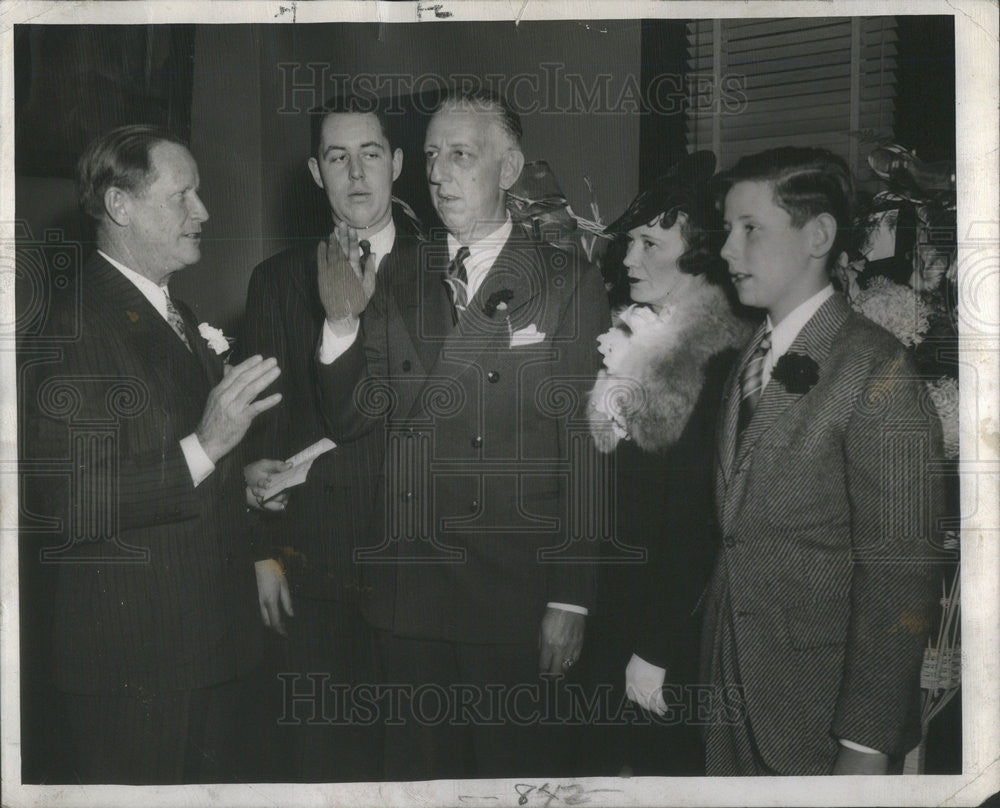 1940 Press Photo Frank Lyman&#39;s family watches as he is sworn in as Probate Court - Historic Images