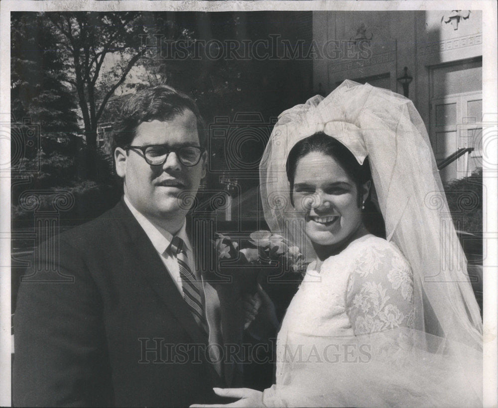 1968 Press Photo Newlyweds Carol Lord &amp; James Lyman outside Winnetka&#39;s Saints - Historic Images