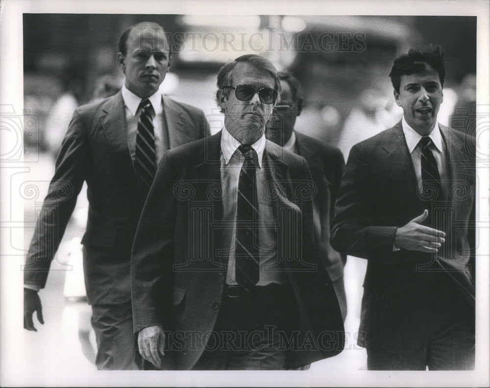 1988 Press Photo John Lytle arrives at Federal Building with attorneys in - Historic Images