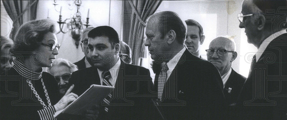 1975 Press Photo Jane Pickens Langley With Gerald Ford As Actions Cat&#39;l Voluntry - Historic Images