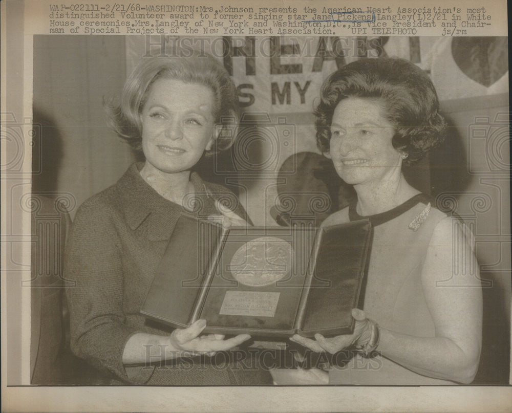 1968 Press Photo Former Singing Star Jane Pickens Langley Receives Award - Historic Images